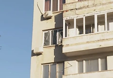 Липсващи стъклопакети оставиха дома на лежащо болен мъж без прозорци