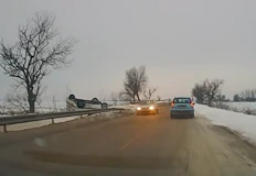 Водачката се отърва само с уплаха след каскадата на пътя