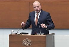 Кабинетът в оставка на парламентарен контрол докато НС променя правилата