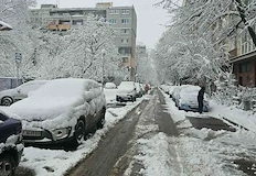 Учениците се върнаха в клас но ледът по малките улици