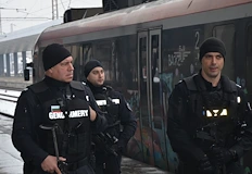 Служители на МВР претърсват гари и вагони за мигранти и