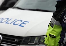 Жертвите хвърлиха парите през ограда на училище след заплахи от