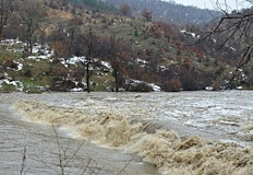 Работниците са били изпратени към багер в реката въпреки потопа