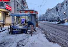 Младежът е загубил контрол над автомобила на заснежената улица тази