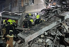 Броят на ранените расте спасителни екипи издирват хора под развалинитеБроят