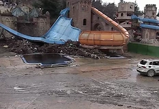 Близо четири месеца след потопа курортът остава без ток и