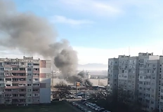 Гъст черен дим се носи над жилищните блокове край бул