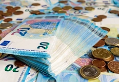 Данни на ЕЦБ разкриват спад в реалните доходи и жизнения