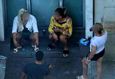 Жрици на любовта посрещат клиенти в най охраняваната зона на държавата