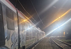 Техническа повреда в мотрисата остави десетки пътници в капан на