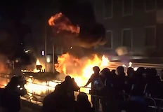 Опозицията хвърля коктейли Моллотов полицията отвърна с водно оръдиеТежки сблъсъци