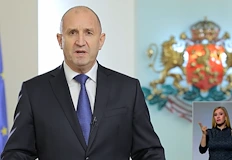 Поетът критикува мълчанието за жертвите и политическото офлянкване по важни