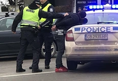 Рецидивист с отнето свидетелство опита да избяга с фалшиви табели32