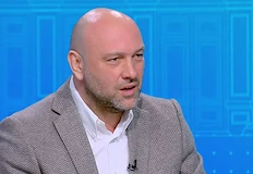 Политици се борят за снимка с Тръмп докато институциите се