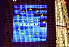 Хотелиери и туроператори празнуват края на превалутиранетоСветлинното шоу върху фасадата