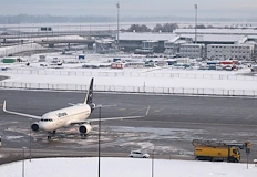 Авиохъбът в Амстердам предупреди за масови отмени утре хаосът започна