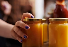 Пчелари Търговската мрежа е компрометирана потребителите търсят спасение директно при