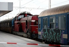 Композиция навлезе на червен светофор и удари излизащ влак с