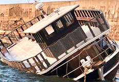 По непотвърдена информация котвата на съда се е скъсалаТуристическо корабче