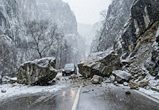 Движението е ограничено в една лентаСвлачище активира скална маса и