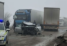 Инцидентът между два камиона и два автомобила затвори международния път