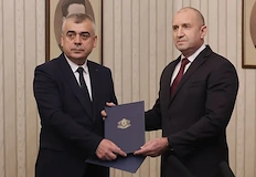 Президентът връчи третия мандат АПС го върна неизпълненБългария отива на