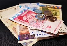 Българите губят около 5 от стойността на парите си заради