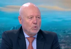 Бившият военен министър атакува конституционната приемственост и заподозря Радев в