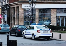 Полицията издирва крадец задигнал портмоне от магазин в центъра на