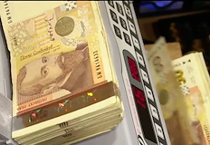 Търговците на валута се възползват от опашките в банките и