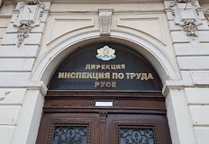 63 годишен работник е в болница след инцидент с ъглошлайф