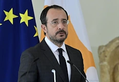 Първата дама напусна поста си след скандални разкрития за дарения