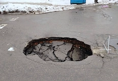 Две коли пропаднаха в отворилия се кратер на обръщалото в