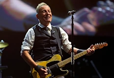 Рок легендата излезе на сцената със залепен на китарата си