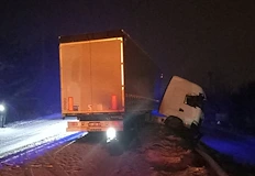 Авариралият камион е възпрепятствал работата на снегопочистващата техникаДвижението през Прохода