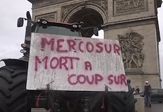 Радикалният синдикат Coordination Rurale парализира Париж в протест срещу споразумението