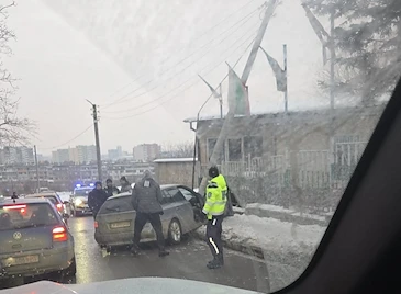 Кола се заби в стълб в квартал "Чародейка" Кола се заби в стълб в квартал "Чародейка"