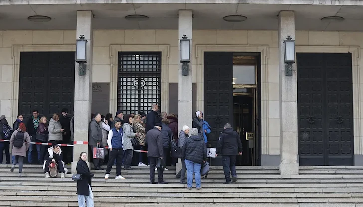 Граждани сигнализират за 48-часово чакане и недостиг на едри банкноти в София Граждани сигнализират за 48-часово чакане и недостиг на едри банкноти в София