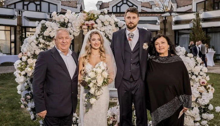 Мирела и Йордан Атанасови избраха каузата на "Александър Русев" пред цветята и подаръците Мирела и Йордан Атанасови избраха каузата на "Александър Русев" пред цветята и подаръците