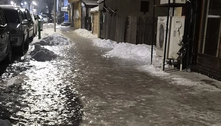 Граждани бият тревога за масови поледици в целия град, докато страната се готви за опасни валежи Граждани бият тревога за масови поледици в целия град, докато страната се готви за опасни валежи