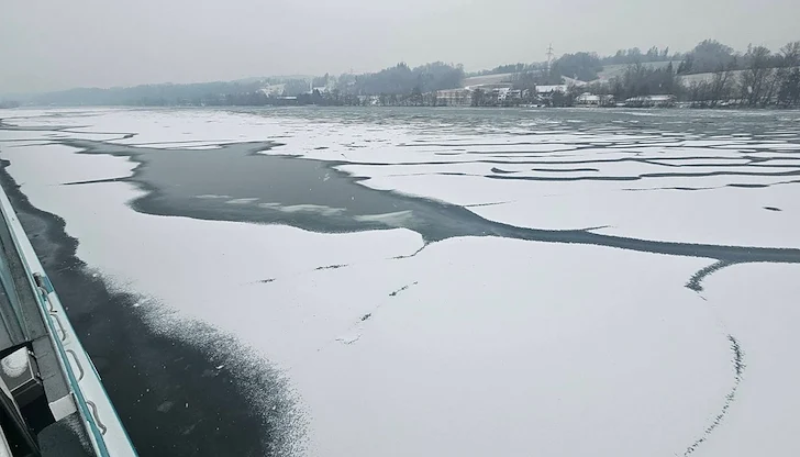 Водата е с положителни температури, няма риск за корабоплаването въпреки студа Водата е с положителни температури, няма риск за корабоплаването въпреки студа