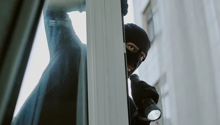 52-годишният мъж първо огледал дома под предлог, че доставя огрев, а през нощта се върнал за парите 52-годишният мъж първо огледал дома под предлог, че доставя огрев, а през нощта се върнал за парите