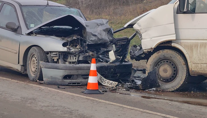Медиците в Русе не успяха да спасят възрастния мъж след челен сблъсък Медиците в Русе не успяха да спасят възрастния мъж след челен сблъсък
