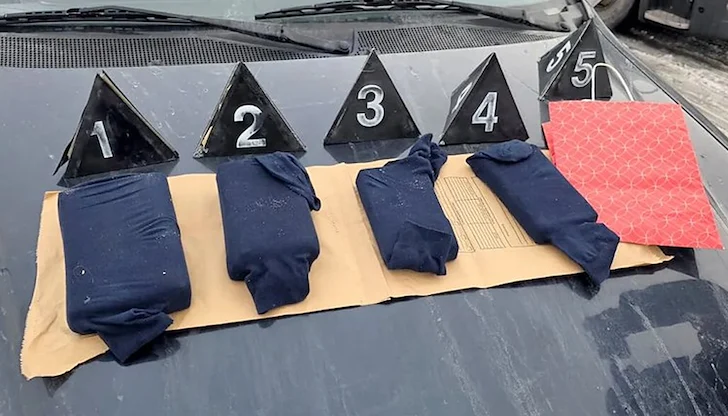 Служителите на реда откриха хероин, кокаин и пачки с евро, укрити в ремарке на "Мерцедес" Служителите на реда откриха хероин, кокаин и пачки с евро, укрити в ремарке на "Мерцедес"