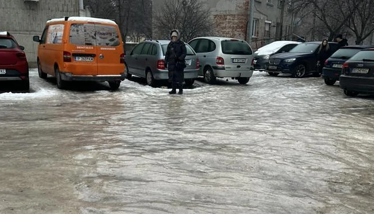 Липсата на таксита принуди хората да вървят пеша по "стъклото", сравняват зимата с 1999 година Липсата на таксита принуди хората да вървят пеша по "стъклото", сравняват зимата с 1999 година