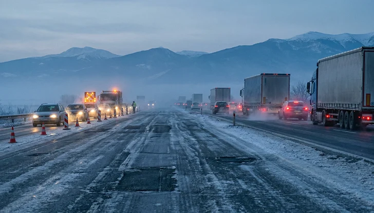 Камионите на изхода на София са изтикани в аварийната лента заради лош асфалт Камионите на изхода на София са изтикани в аварийната лента заради лош асфалт