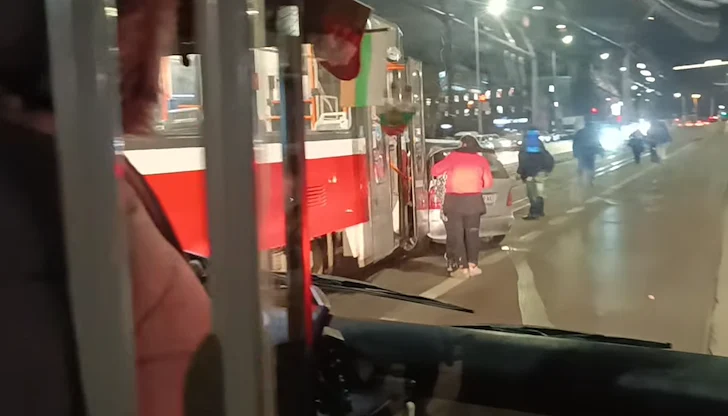 Движението по булевард "Възкресение" е блокирано, екипи на Спешна помощ пътуват към мястото Движението по булевард "Възкресение" е блокирано, екипи на Спешна помощ пътуват към мястото