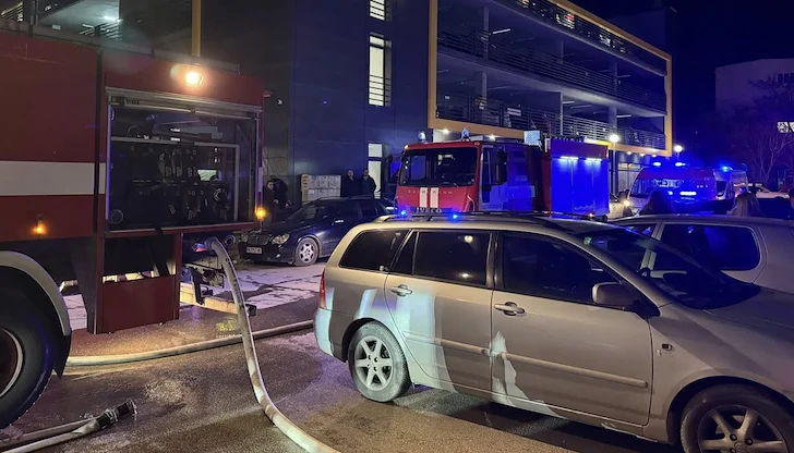 Петима екипа на пожарната се отзоваха на сигнала в квартал "Западен" Петима екипа на пожарната се отзоваха на сигнала в квартал "Западен"