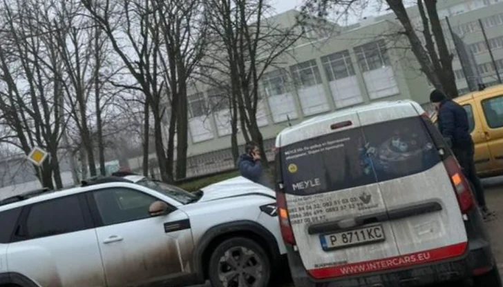 Младият водач отне предимство и пострада при сблъсък с лека кола Младият водач отне предимство и пострада при сблъсък с лека кола