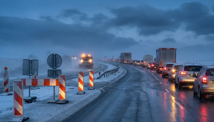 Температурите падат до -8 градуса, стотици машини са на терен Температурите падат до -8 градуса, стотици машини са на терен